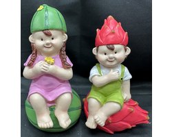 Polyresin tropische (tuin) kinderen " Meisje op watermeloen + Jongen op dragon fruit " - Set van 2 stuks - meerkleurig - Hoogte 15 x 10 x 6 cm - Woonaccessoires - Tuinaccessoires - Tuindecoratie