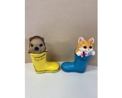 Polyresin (tuin)dier in laars - set van 2 stuks - egel+kat - geel+blauw - Hoogte 15 x 10.5 x 7.5 cm - Woonaccessoires - Tuinaccessoires - Tuindecoratie