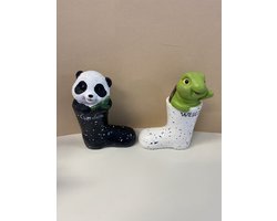 Polyresin (tuin)dier in laars - set van 2 stuks - panda+schildpad - Zwart+wit - Hoogte 15 x 10.5 x 7.5 cm - Woonaccessoires - Tuinaccessoires - Tuindecoratie