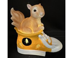 Polyresin (tuin)dier in schoen met LED - Eekhoorn - Bruin + oranje schoen - 1 LED - Hoogte 15 x 15 x 14 cm - Woonaccessoires - Tuinaccessoires - Tuindecoratie