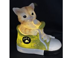 Polyresin (tuin)dier in schoen met LED - Kat - Beige + groene schoen - 1 LED - Hoogte 15 x 15 x 14 cm - Woonaccessoires - Tuinaccessoires - Tuindecoratie