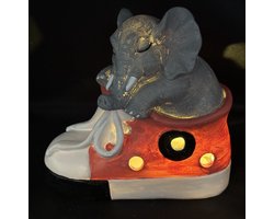 Polyresin (tuin)dier in schoen met LED - Olifant - Grijze + Koraal kleurige schoen - 1 LED - Hoogte 15 x 15 x 14 cm - Woonaccessoires - Tuinaccessoires - Tuindecoratie
