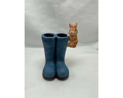 Polyresin (tuin)dier op blauwe laarzen - Konijn - blauw + bruin - Hoogte 11 x 10 x 8 cm - Woonaccessoires - Tuinaccessoires - Tuindecoratie
