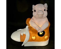 Polyresin (tuin)dier op LED schoen - Varken - Roze + oranje schoen - 1 LED - Hoogte 15 x 15 x 14 cm - Woonaccessoires - Tuinaccessoires - Tuindecoratie