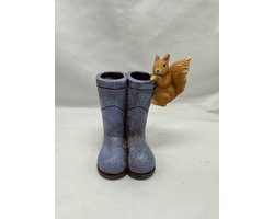 Polyresin (tuin)dier op paarse laarzen - Eekhoorn - paars + bruin - Hoogte 11 x 10 x 8 cm - Woonaccessoires - Tuinaccessoires - Tuindecoratie