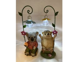 Polyresin (tuin)dieren met lantaarn + LED bloem - set van 2 stuks - koala + egel - Hoogte 24 x 10 x 7 cm - Woonaccessoires - Tuinaccessoires - Tuindecoratie