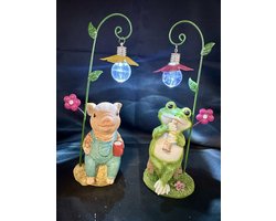 Polyresin (tuin)dieren met lantaarn + LED bloem - set van 2 stuks - Varken + Kikker op bankje - Hoogte 24 x 10 x 7 cm - Woonaccessoires - Tuinaccessoires - Tuindecoratie