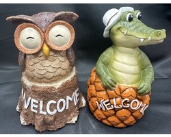 Polyresin (tuin)dieren op "boomstam en ananas + Welcome" - Set van 2 stuks - uil en krokodil - meerkleurig - Hoogte 14 x 10 x 6 cm - Woonaccessoires - Tuinaccessoires - Tuindecoratie