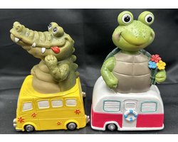 Polyresin (tuin)dieren op " tropische bus en caravan" - Set van 2 stuks - Krokodil en Schildpad - meerkleurig + gele bus en wit+roze caravan - Hoogte 14 x 10 x 6 cm - Woonaccessoires - Tuinaccessoires - Tuindecoratie