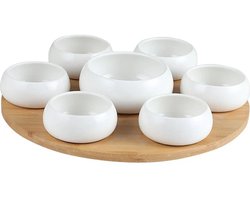 Porseleinen snackschalen met houten draaiplateau