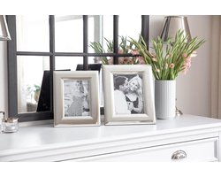 Positano fotolijst voor foto 15 x 20 cm elegant verzilverd aanslagbestendig met fluwelen achterkant incl. 2 hangers fotolijst om neer te zetten en op te hangen