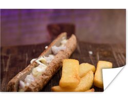 Poster Een frikandel met kleine patat op een houten snijplank - 180x120 cm XXL