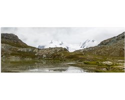 Poster Glanzend – Besneeuwde Berg achter Bergen - 60x20 cm Foto op Posterpapier met Glanzende Afwerking