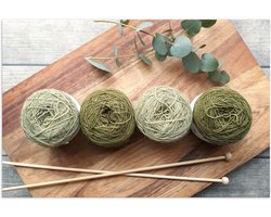 Poster Glanzend – Bollen Wol in Groene Tinten op Houten Bord - 60x40 cm Foto op Posterpapier met Glanzende Afwerking