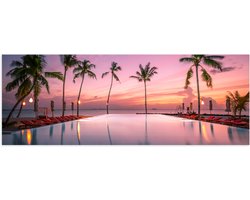 Poster Glanzend – Palmbomen bij Ligbedden aan het Water tijdens de Avondzon - 60x20 cm Foto op Posterpapier met Glanzende Afwerking