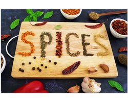 Poster Glanzend – Spices Geschreven met Specerijen op een Snijplank - 105x70 cm Foto op Posterpapier met Glanzende Afwerking