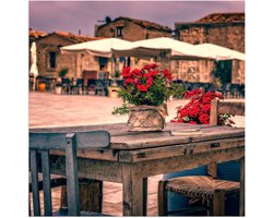 Poster Glanzend – Tafel - Pleintje - Bloemen - Stoelen - Parasol - Kleuren - 50x50 cm Foto op Posterpapier met Glanzende Afwerking