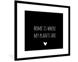 Poster in lijst - Fotolijst 40x40 cm - Posters - Engelse quote "Home is where my plants are" met een hartje tegen een zwarte achtergrond - Posterlijst zwart - Decoratie - Wanddecoratie woonkamer - Muurdecoratie slaapkamer