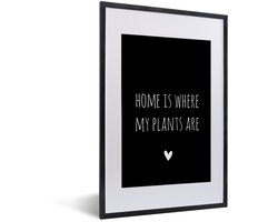 Poster in lijst - Fotolijst 40x60 cm - Posters - Engelse quote "Home is where my plants are" met een hartje op een zwarte achtergrond - Posterlijst zwart - Decoratie - Wanddecoratie woonkamer - Muurdecoratie slaapkamer