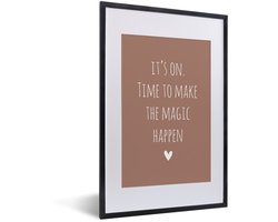 Poster in lijst - Fotolijst 40x60 cm - Posters - Engelse quote "It's on. Time to make the magic happen" op een bruine achtergrond - Posterlijst zwart - Decoratie - Wanddecoratie woonkamer - Muurdecoratie slaapkamer