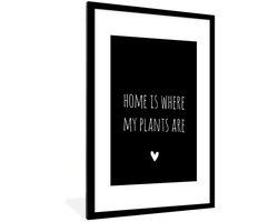 Poster in lijst - Fotolijst 60x90 cm - Posters - Engelse quote "Home is where my plants are" met een hartje op een zwarte achtergrond - Posterlijst zwart - Decoratie - Wanddecoratie woonkamer - Muurdecoratie slaapkamer