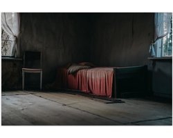 Poster (Mat) - Bed met Rood Dekbedovertrek in Houten Kamer - 150x100 cm Foto op Posterpapier met een Matte look