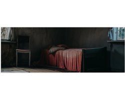 Poster (Mat) - Bed met Rood Dekbedovertrek in Houten Kamer - 150x50 cm Foto op Posterpapier met een Matte look