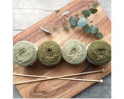 Poster (Mat) - Bollen Wol in Groene Tinten op Houten Bord - 50x50 cm Foto op Posterpapier met een Matte look