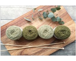 Poster (Mat) - Bollen Wol in Groene Tinten op Houten Bord - 75x50 cm Foto op Posterpapier met een Matte look