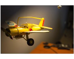 Poster (Mat) - Geel Kinderspeelgoed Vliegtuigje Zwevend in Kinderkamer - 75x50 cm Foto op Posterpapier met een Matte look