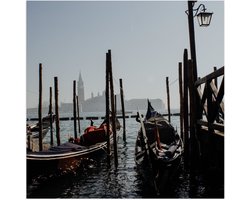 Poster (Mat) - Italiaanse Gondels in Haven van Venetië, Italië - 50x50 cm Foto op Posterpapier met een Matte look