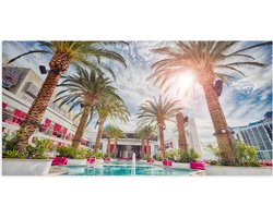 Poster (Mat) - Zwembad - Bomen - Palmbomen - Bedjes - Roze - Hotel - Gebouw - Zon - Tropisch - 100x50 cm Foto op Posterpapier met een Matte look