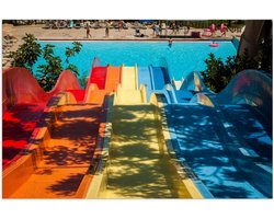 Poster – Regenboog Glijbanen bij Zwembad - 60x40cm Foto op Posterpapier