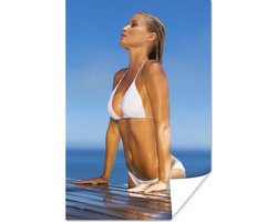 Poster Vrouw met een witte bikini die uit een zwembad komt - 20x30 cm