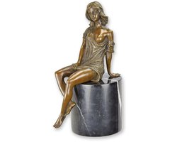 Prachtig Brons Sculptuur van een half naakte Vrouw op Marmeren Basis – Klassiek en Elegant Beeld voor Interieurdecoratie