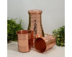 Puur koperen set van karaf gehamerd ± 950 ml met 2 rechte bekers met gehamerde rand