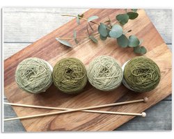 PVC Schuimplaat - Bollen Wol in Groene Tinten op Houten Bord - 40x30 cm Foto op PVC Schuimplaat (Met Ophangsysteem)