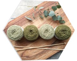 PVC Schuimplaat Hexagon - Bollen Wol in Groene Tinten op Houten Bord - 50x43.5 cm Foto op Hexagon (Met Ophangsysteem)