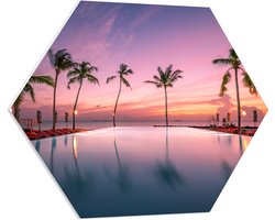 PVC Schuimplaat Hexagon - Palmbomen bij Ligbedden aan het Water tijdens de Avondzon - 70x60.9 cm Foto op Hexagon (Met Ophangsysteem)