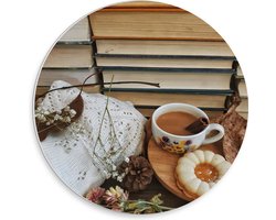 PVC Schuimplaat Muurcirkel - Bakje Koffie tussen de Bloemenblaadjes met Boekenachtergrond - 30x30 cm Foto op Muurcirkel (met ophangsysteem)