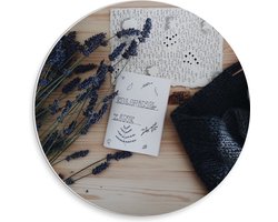 PVC Schuimplaat Muurcirkel - Bloemen - Lavendel - Tafel - Hout - Tekening - Papier - Tekst - Wol - Breien - 30x30 cm Foto op Muurcirkel (met ophangsysteem)