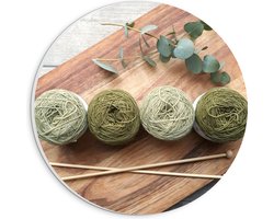 PVC Schuimplaat Muurcirkel - Bollen Wol in Groene Tinten op Houten Bord - 20x20 cm Foto op Muurcirkel (met ophangsysteem)