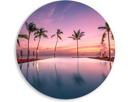 PVC Schuimplaat Muurcirkel - Palmbomen bij Ligbedden aan het Water tijdens de Avondzon - 30x30 cm Foto op Muurcirkel (met ophangsysteem)