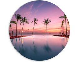 PVC Schuimplaat Muurcirkel - Palmbomen bij Ligbedden aan het Water tijdens de Avondzon - 70x70 cm Foto op Muurcirkel (met ophangsysteem)