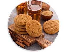 PVC Schuimplaat Muurcirkel - Verse Kaneel Thee met Koekjes op Houten Plateau - 30x30 cm Foto op Muurcirkel (met ophangsysteem)
