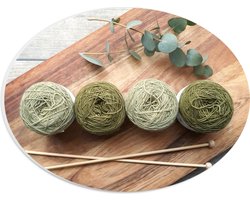 PVC Schuimplaat Ovaal - Bollen Wol in Groene Tinten op Houten Bord - 28x21 cm Foto op Ovaal (Met Ophangsysteem)