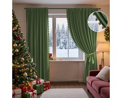 Qelus Kerstgroene 2 Stuks Fluwelen Verduisterend Gordijnen met Pompons - Kant en Klaar - 132x214 cm Winter Gordijn met Plooiband - Kerstdecoratie voor Woonkamer & Slaapkamer