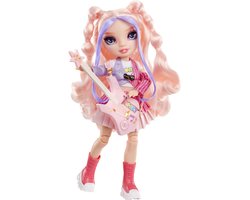 Rainbow High Jr High Rockband - Bella, roze modepop van 23 cm met gitaar en stickers om instrument aan te passen, kan poseren. Geweldig speelgoed of cadeau voor kinderen van 4+ jaar