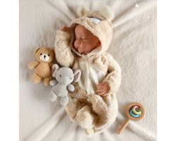 Reborn Baby Pop 'Nathan' - 50 cm - Full body vinyl - Met beer outfit en accessoires - In geschenkdoos