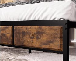 Retro Industrieel Metalen Bed 140 x 200 cm met Dik Houten Hoofdeinde – Tweepersoonsbed met Lattenbodem en Veel Opbergruimte Onder het Bed – Stabiel en Geluidsarm – Vintage Stijl – Bruin